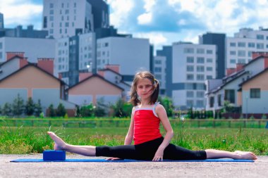 Sportif sporcu kız spor yaptıktan sonra elinde bir şişe su tutuyor. Spor motivasyonu konsepti. Spor sporu konsepti