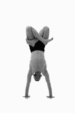 Amuda kalkarken nilüfer tozu ya da Padmasana (Yoga Kol Dengesi), Ashtanga yoga tarafındaki beyaz arka planda yoga yapan adam görüntüsü. Siyah ve beyaz resim.