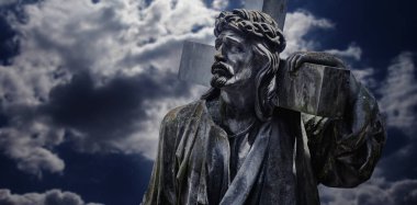 Golgotha 'ya giden yol. Çarmıhlı İsa 'nın antik heykeli. Boşluğu kopyala