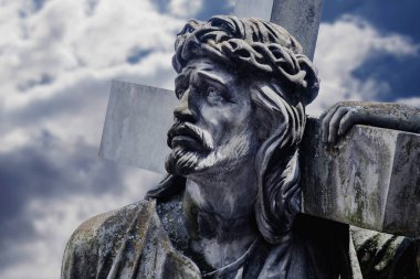 Golgotha 'ya giden yol. Çarmıhlı İsa 'nın antik heykeli. Yatay resim.