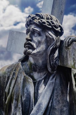 Golgotha 'ya giden yol. Çarmıhlı İsa 'nın antik heykeli. Dikey resim.