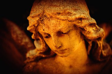 Güneş ışığındaki antik altın melek heykeli. Din, inanç, ölüm, diriliş, sonsuzluk kavramı. Yatay resim.