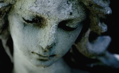 Güzel üzgün melek antik taş heykeli yatay görüntüye bakan tatlı bir ifadeyle.