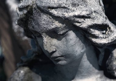 Melek taşından heykeli kapat ve aşağı bakan tatlı bir yüz ifadesiyle. Din, inanç, Hristiyanlık kavramı.