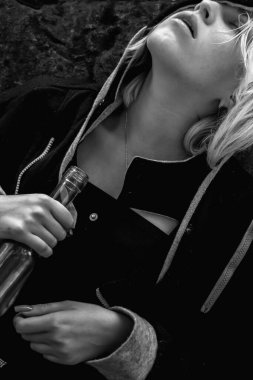 Alkolizm ve alkol bağımlılığı kavramı. Sarhoş kadın ya da alkolik kadın.