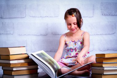 Bilgi ve öğrenme konsepti. Küçük tatlı kız kitabı okuyor.. 