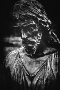 Yüce İsa (antik bir heykelin parçası). Siyah ve beyaz dikey resim. 