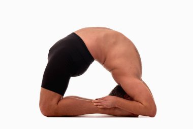 Kapotasana, Ashtanga yogası spor giysili bir adamın beyaz arka planda yoga yaptığı görüntüler.. 