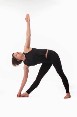 Triangle Poose Yoga (Utthita Trikonasana), Ashtanga yogası. Spor kıyafetleri giyen kadınların beyaz arka planda yoga yaparken görüntüsü..  