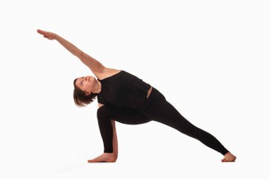 Angle Poose Yoga (Utthita Parsvakonasana), Ashtanga yogası kadın spor kıyafetleri giyerek beyaz arka plana karşı yoga yaparken görüntüsü. 