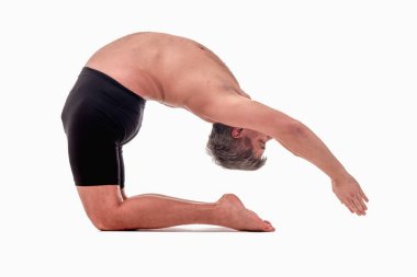 Ashtanga 'nın yoga tarafında spor giyimli bir adamın beyaz arka planda yoga yaparken görüntüsü. Yatay resim.