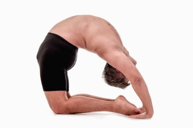 Kapotasana B, Ashtanga yogası spor giysili bir adamın beyaz arka planda yoga yaparken görüntüsü. 
