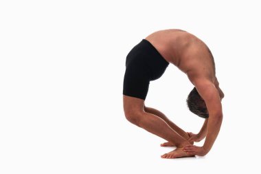 Tirieng Mukha Uttanasana (soluk soluğa), Ashtanga yoga tarafındaki beyaz arka planda spor kıyafeti giyen bir adamın yoga egzersizi yapması. Metin veya tasarım için boşluk kopyala.