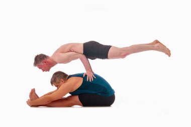 Paschimottanasana ve Mayurasana, Ashtanga yogası spor giyenlerin beyaz arka planda yoga yaparken izlediği manzara. 