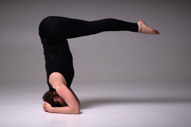 Shirshasana, Ashtanga yogası spor kıyafetleri giymiş yoga yapan kadın manzarası.. 