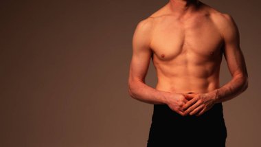 Yakından çekilmiş, yakışıklı, ideal, çarpıcı, güçlü kaslı bir adamın fotoğrafı. Metin veya tasarım için boşluk kopyala.