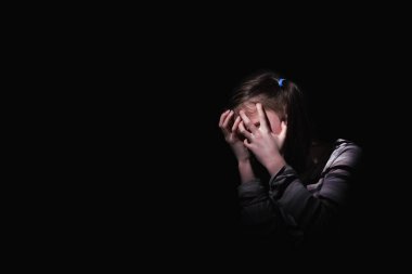 Üzgün, çaresiz ve depresif bir genç kızın portresi. Kayıp çocukluk, duygusal acı, çocuk acısı ve aile içi şiddet kavramı. Tasarım için alanı kopyala.