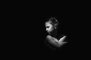 Kavramsal görüntü: kayıp çocukluk, duygusal acı, ve çocukların acısı, depresyon ve aile içi şiddet. Üzgün ve çaresiz bir kızın portresi. Metin veya tasarım için boşluk kopyala.