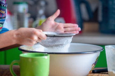 Genç bayan aşçı hamur yoğuruyor, beyaz buğday unu serpiyor. Yemek, yemek pişirme ve el yapımı konsept sanatı..