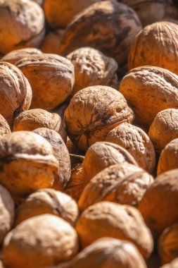 Kabuklu ve kabuksuz ceviz. Taze ceviz arkaplanı. Dikey resim.