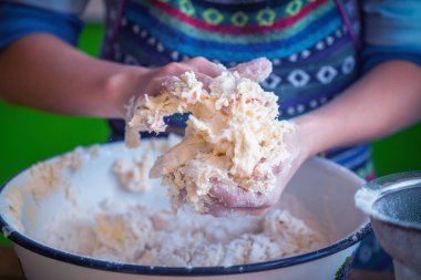 Yakın plan deneyimli kadın şef hamuru pizzaya un ile hazırlıyor. Yemek, yemek pişirme ve el yapımı konsept sanatı.. 
