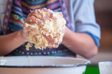 Profesyonel bir mutfakta deneyimli bir aşçının portresi hamuru pizzaya un ile hazırlar. Yemek, yemek pişirme ve el yapımı konsept sanatı.. 