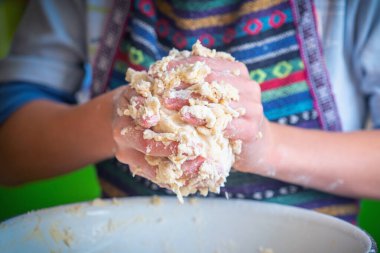 Profesyonel bir mutfakta deneyimli bir kadın şef hamuru pizzaya un ile hazırlar. Yemek, yemek pişirme ve el yapımı konsept sanatı. Yatay resim.