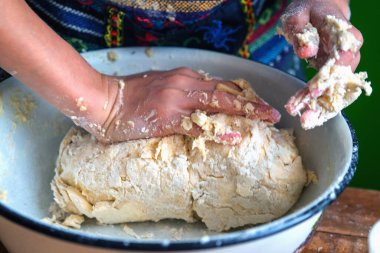Profesyonel bir mutfakta deneyimli bir aşçı hamuru pizzaya un ile hazırlar. Yemek, yemek pişirme ve el yapımı konsept sanatı. Yatay resim.