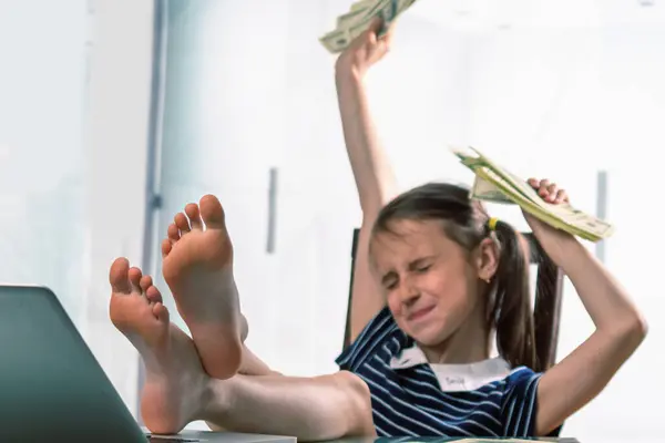 Счастливая Молодая Девушка Считает Прибыль Выборочный Фокус Босых Ногах Концепция Стоковое Изображение