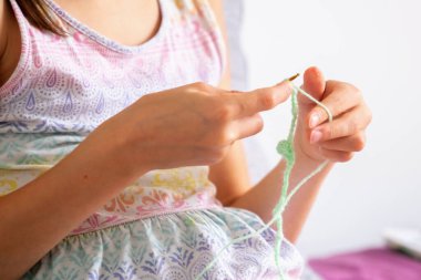 Özel ev kullanımı için iplik ören genç bir kız.