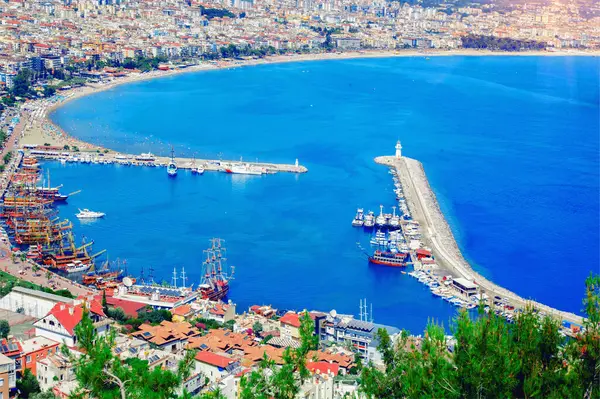 Akdeniz 'in manzarası. Turizm ve faaliyetler için en iyi yerler.