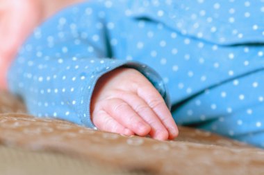 Yatakta yatan yeni doğmuş bir bebeğin portresi. Kapatın. Bebek eline odaklan biraz. Sevimli küçük çocuğun tasasız uykusu kutlu olsun. Elimizdeki seçici odaklanma. Yatay resim.