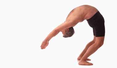 Ashtanga 'nın yoga tarafında spor giyimli bir adamın beyaz arka planda yoga yaparken görüntüsü. Boşluğu kopyala.