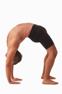 Triangle Poose Yoga (Utthita Trikonasana), Ashtanga yoga adamı spor giyerek beyaz arka planda yoga yapıyor. Dikey resim.