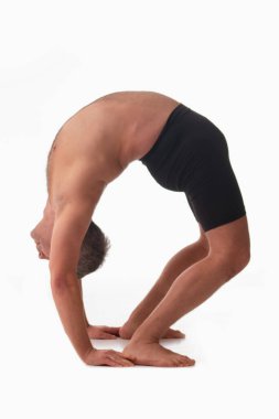 Triangle Poose Yoga (Utthita Trikonasana), Ashtanga yoga tarafı manzaralı spor giyenlerin beyaz arka planda yoga yaptığı. Dikey resim.