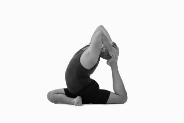 Tek bacaklı Kral 2. Güvercin Pozu (Eka Pada Rajakapotasana), Ashtanga yoga tarafındaki beyaz arka planda yoga yapan adam görüntüsü. Siyah ve beyaz resim.