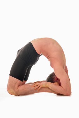 Kral Güvercin Pozu (Kapotasana), Ashtanga yogası Spor giysisi giymiş bir adamın beyaz arka planda yoga yaparken görüntüsü. 