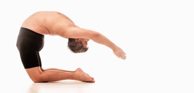Ashtanga 'nın yoga tarafında spor giyimli bir adamın beyaz arka planda yoga yaparken görüntüsü. Yatay görüntü. Boşluğu kopyala.