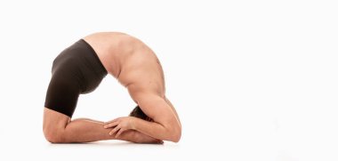 Kapotasana A, Ashtanga yoga tarafı spor giysili bir adamın beyaz arka planda yoga yaparken görüntüsü. Metin veya tasarım için boşluk kopyala.