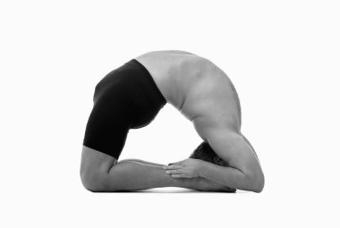 Kapotasana A, Ashtanga yoga tarafı spor giysili bir adamın beyaz arka planda yoga yaparken görüntüsü. Siyah ve beyaz resim.