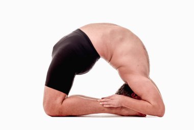 Kapotasana A, Ashtanga yogası spor giysili bir adamın beyaz arka planda yoga yaparken görüntüsü.