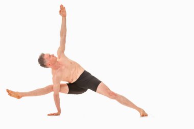 Visvamitrasana (Vishvamitrasana), Ashtanga yoga tarafındaki beyaz arka planda yoga yapan adam görüntüsü. Metin veya tasarım için boşluk kopyala.