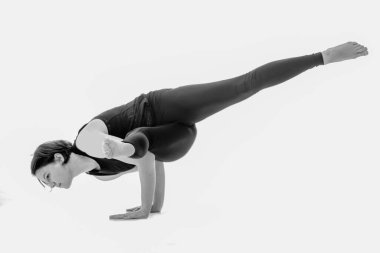 Visvamitrasana (Vishvamitrasana) çıkışı, Ashtanga yoga tarafındaki beyaz arka planda yoga yapan kadın görüntüsü. Siyah ve beyaz resim.