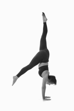 Parivrttasana varyasyonu, Ashtanga yoga tarafı görüntüsü spor giyerek beyaz arka planda yoga yapan kadın görüntüsü. Siyah ve beyaz resim.