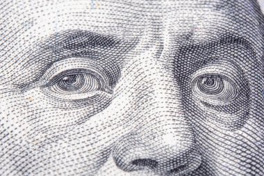 Benjamin Franklin 'in yüz dolarlık banknottaki makro görüntüsü.