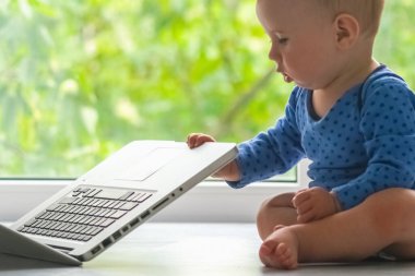 Çevrimiçi bir işe nasıl başlanır: ilk adımlar. Kapalı mizahi fotoğraf küçük bebek laptop ile çalışmaya başlar.