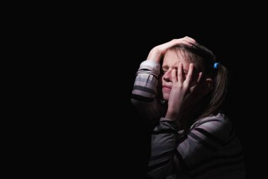 Üzgün, çaresiz ve depresif bir genç kızın portresi. Kayıp çocukluk, duygusal acı, çocuk acısı ve aile içi şiddet kavramı. Yatay görüntü. Tasarım için alanı kopyala.