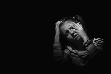 Üzgün, çaresiz ve depresif bir genç kızın portresi. Kayıp çocukluk, duygusal acı, çocuk acısı ve aile içi şiddet kavramı. Yatay görüntü. Boşluğu kopyala.