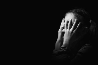 Kavramsal görüntü: kayıp çocukluk, duygusal acı, ve çocukların acısı, depresyon ve aile içi şiddet. Kız ağIıyor. Metin veya tasarım için boşluk kopyala. Siyah ve beyaz resim.