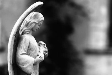 Antik melek heykeli. Siyah ve beyaz yatay görüntü. Boşluğu kopyala.